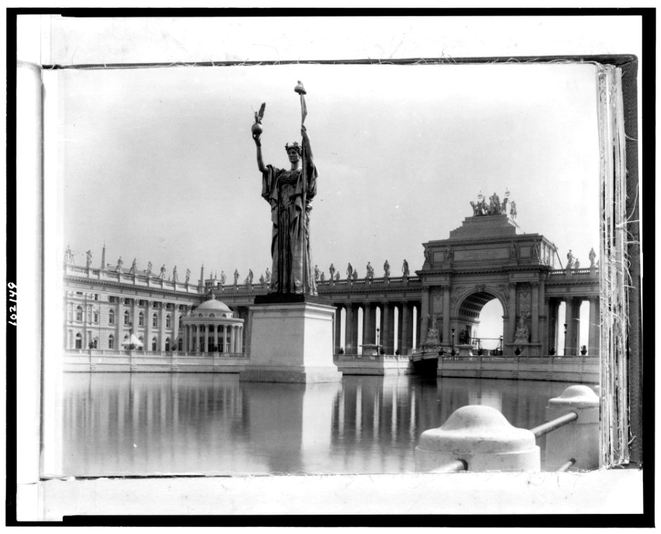 Statue of the Republic in basin at the World's Columbian Exposition, Chicago LCCN90716433
