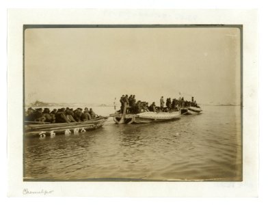 Steam launch carrying six over-crowded boat loads soldiers to landing, Chemulpo LCCN2005679323