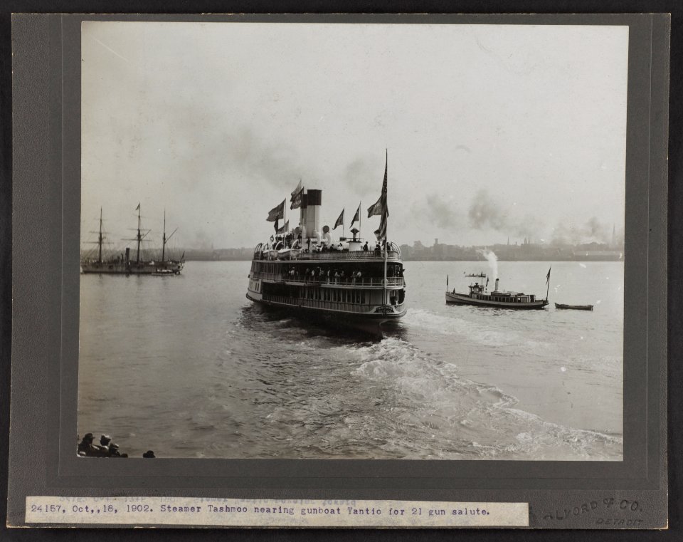 Steamer Tashmoo nearing gunboat Yantic for 21 gun salute LCCN2013651285
