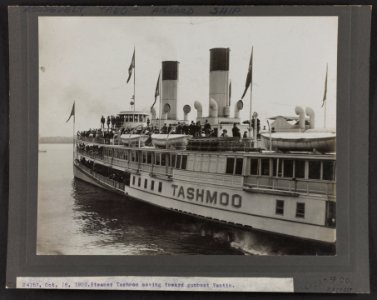 Steamer Tashmoo moving toward gunboat Yantic LCCN2013651286