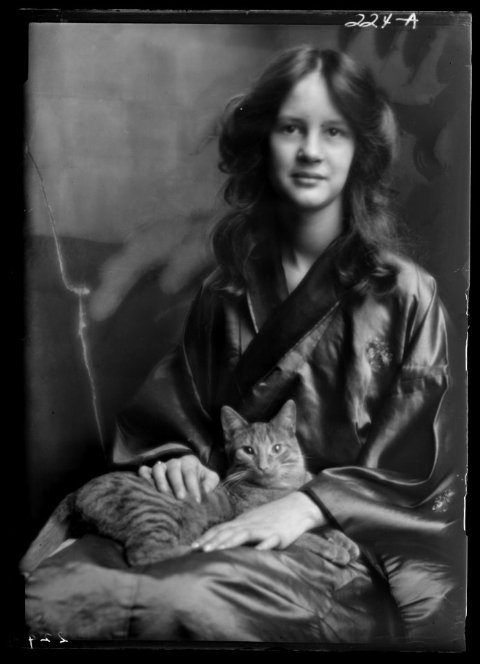 Stebbins, Jocelyn, Miss (Mrs. Fletcher), and Buzzer the cat, portrait photograph LOC agc.7a13455