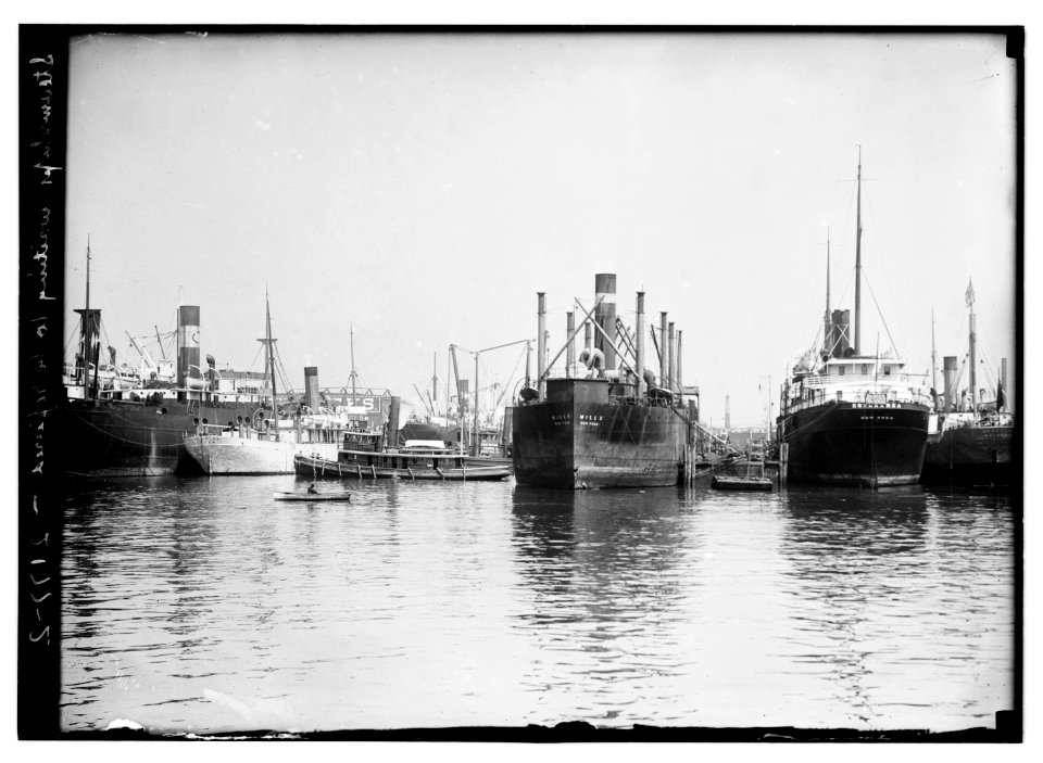 Steamship waiting to be repaired LCCN2014689072