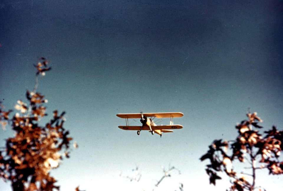 Stearman N2S lands at Clay Pits Naval Outlying Landing Field, Pensacola (USA), circa in 1941 (80-G-K-13542)