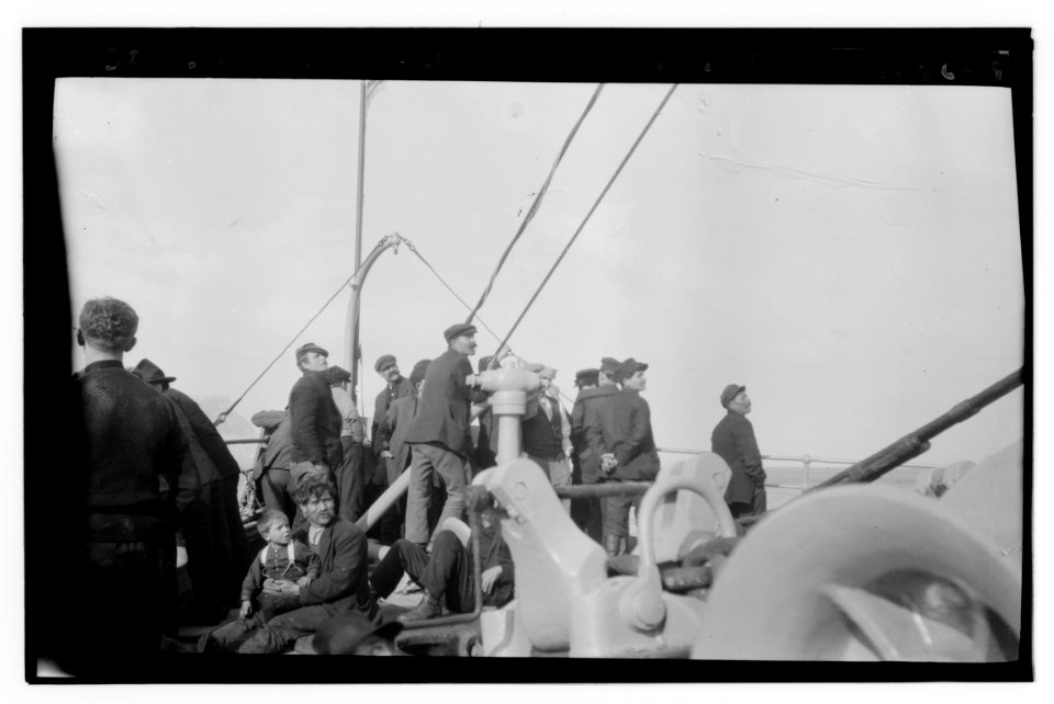 Steerage passengers at bow of FRIEDRICH DER GROSS LCCN2014707273