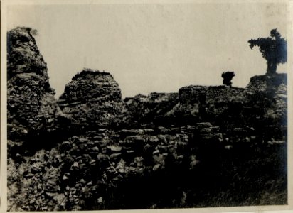 Stehengebliebene Schuttkegel zeigen die Ausgrabungstiefe in Troja (BildID 15545861)