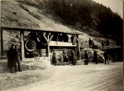 Steinbruchmaschine an der Straße Föderaun - Villach. (BildID 15466181)