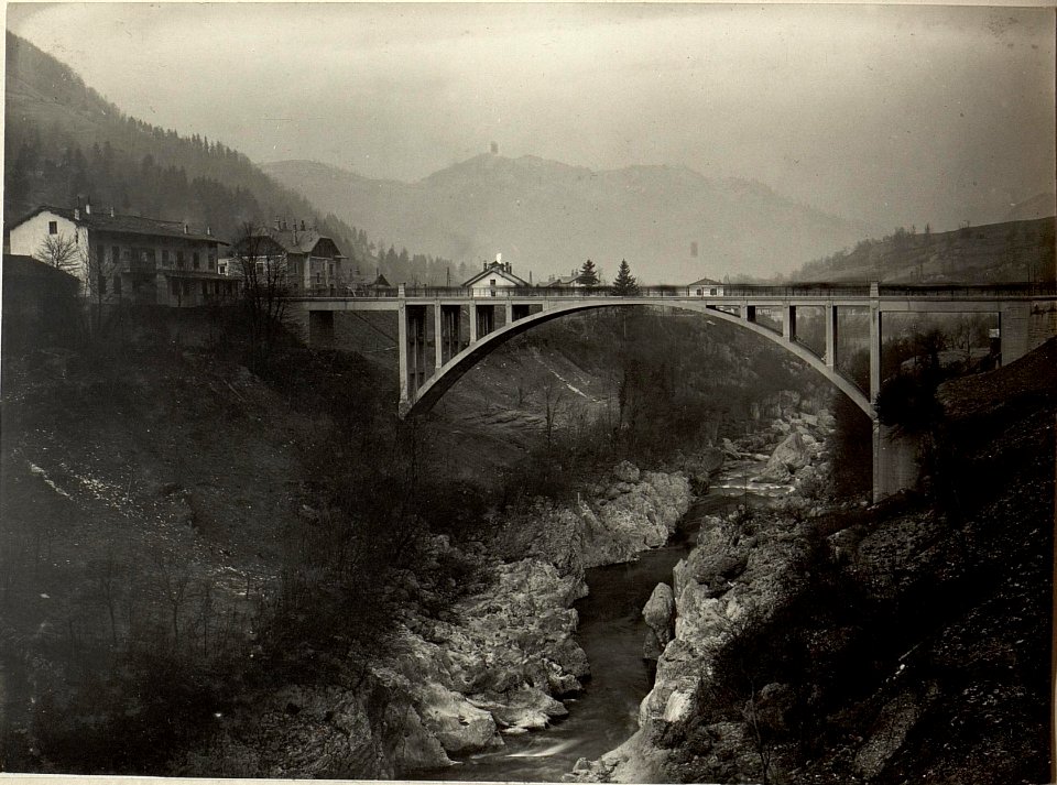 Steinbrücke über den Idriafluss mit der Eisenbahnstation St. Lucia-Tolmein, deren Restaurationsgebäude am Vortage durch eine schwere Granate zerstört wurde.Standpunkt, östl.Kote 201. (BildID 15465978)