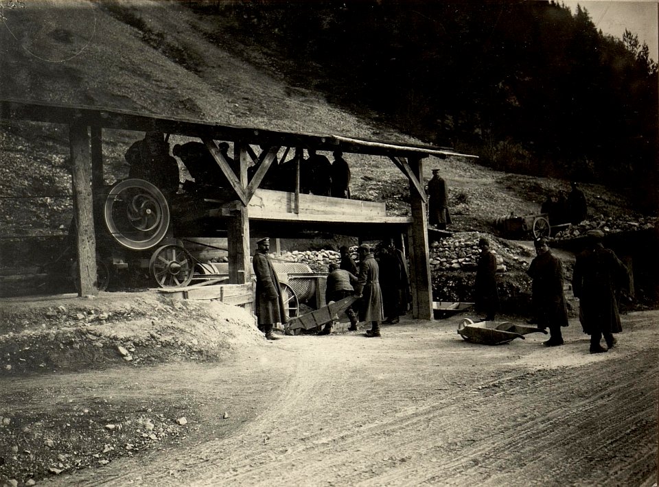 Steinbruchmaschine an der Straße Föderaun - Villach. (BildID 15466188)