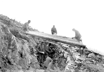 Steinmauerbau und Ueberdeckung an einem Schützengraben - CH-BAR - 3239263