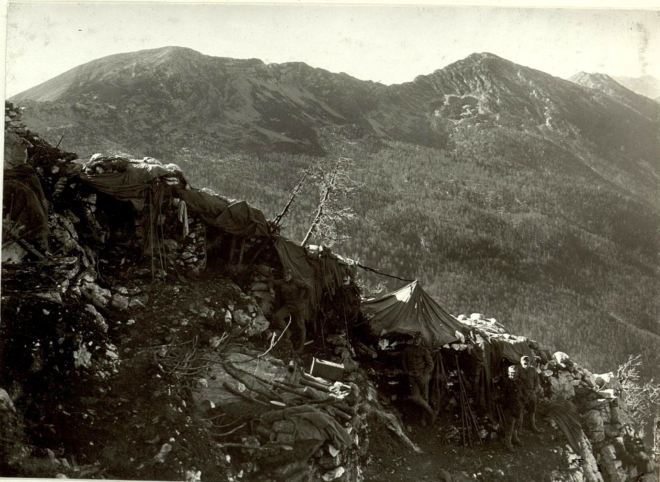 Stellung auf der Westrippe des Vrsic, im Hintergrund Pirhovec, (BildID 15462804)