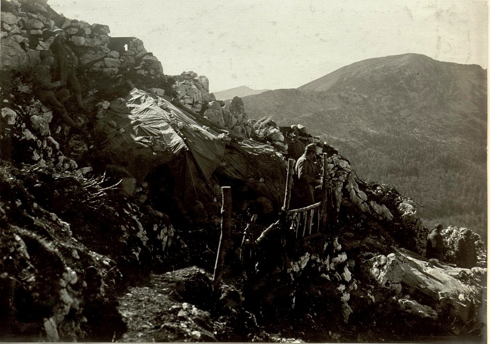 Stellung auf der Westrippe des Vrsic, im Hintergrund der Pirhovec (BildID 15462797)