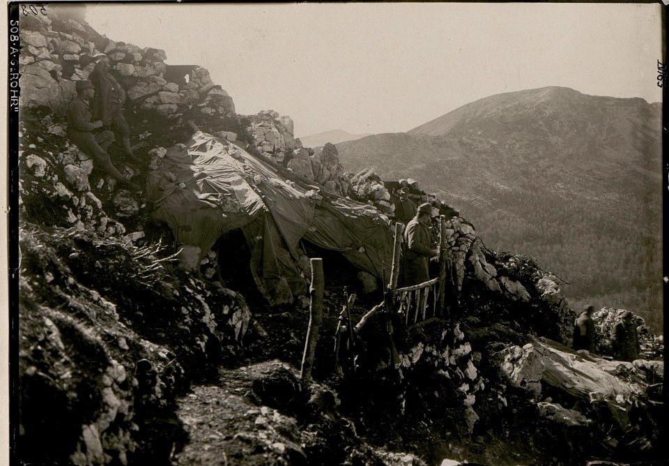 Stellung auf der Westrippe des Vrsic. Hintergrund der Polounik (BildID 15736506)