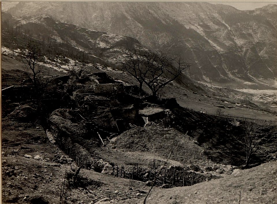 Stellung auf Kote 376, der Hintergrund Kote 806, aufgenommen am 19. April 1916 (BildID 15473493)