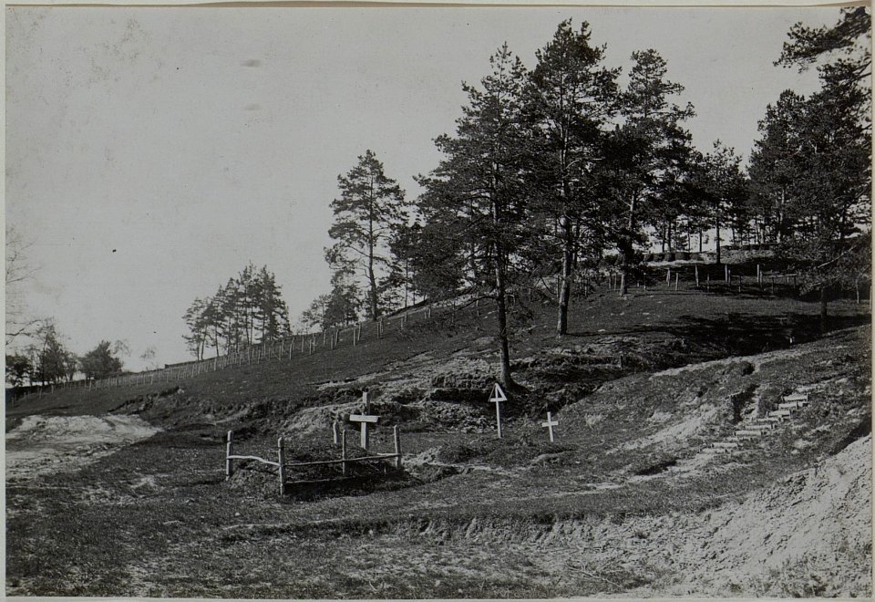 Stellungen bei Ruda, im Vordergrund Soldatengräber (BildID 15441985)