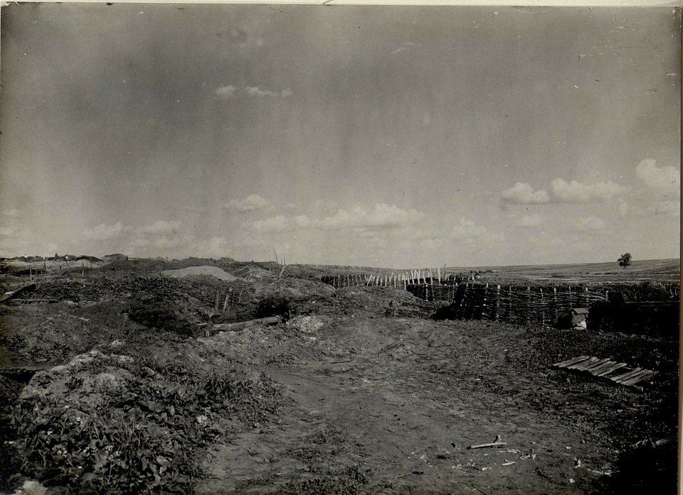Stellung an der Tarnopoler Chaussee südl. Gebrow, rechts das Häuschen, Aufstellungspunkt der 5. Feldwache der 4.Kompanie des Infanterieregimentes 75, aufgenommen am 3. Juni 1916 (BildID 15542002)