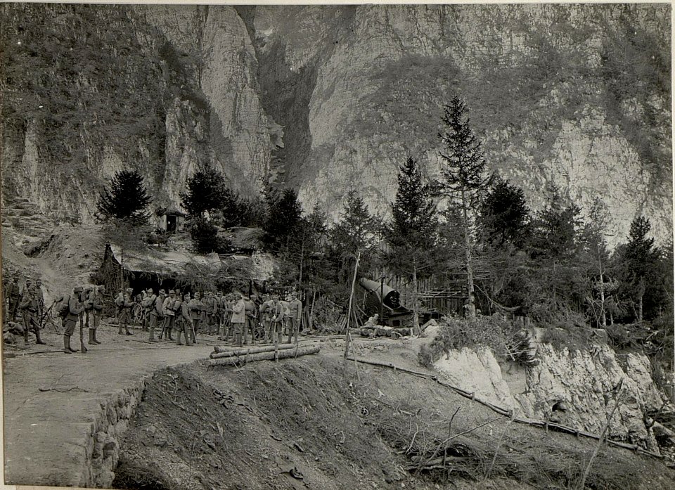 Stellung der drei eroberten italienischen 28 cm Mörser am Borcollapass. Aufgenommen am 22. Mai 1916. (BildID 15534210)