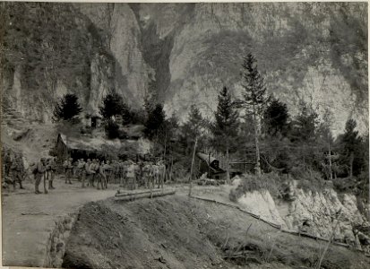 Stellung der drei eroberten italienischen 28 cm Mörser am Borcollapass. Aufgenommen am 22. Mai 1916. (BildID 15534210)