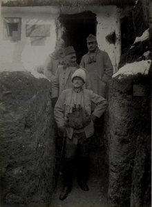 Stellung des Infanterie Regiments Nro.1, im Vordergrunde Sr. Exzellenz F.Z.M. von BENIGNI. (BildID 15448065)