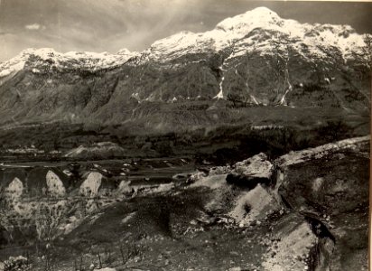 Stellung auf Kote 376 mit Blick auf das Flitscher Becken, aufgenommen am 21. April 1916 (BildID 15473423)