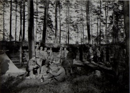 Stellung im Walde bei der 8. Kompanie des Infanterieregiments 4, an einem ruhigen Tage bei Sestratyn (BildID 15443533)