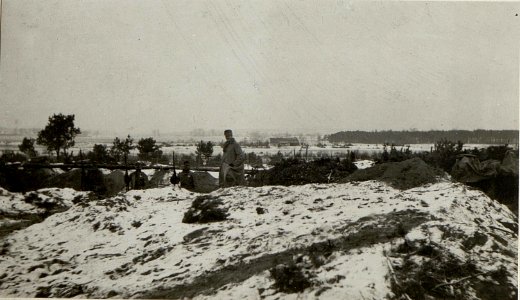 Stellung des Fjbaons 31 vor Kotovice (linkes Bild) Im Hintergrund das Dorf Javorcnki. (BildID 15537745)