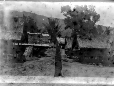 Stenen framför lobon. (Plåten full av ljusa fläckar). Kantewoe. Indonesien - SMVK - 022125