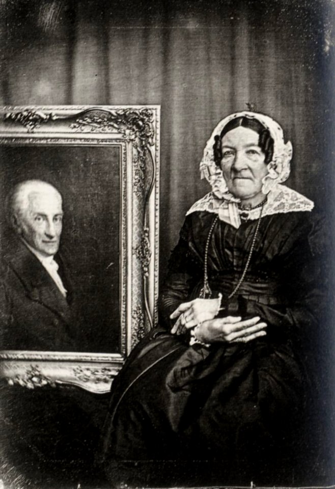 Stelzner, Carl Ferdinand - Anna Sophie Marschner (1771-1851), neben dem Ölgemälde ihres Mannes Andreas Tobias Marschner (1764-1840) (Zeno Fotografie)