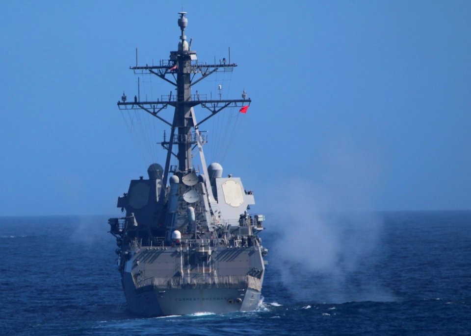 Stern view of USS Forrest Sherman (DDG-98) firing 5-inch gun 180221-N-IC246-0699