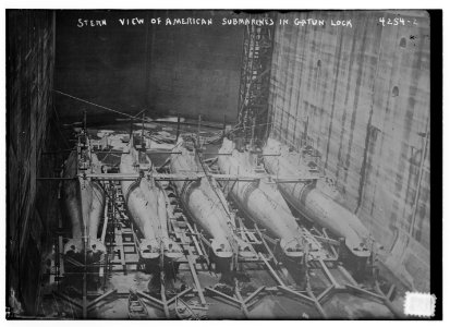 Stern view of American submarines in Gatun Lock LCCN2014704963