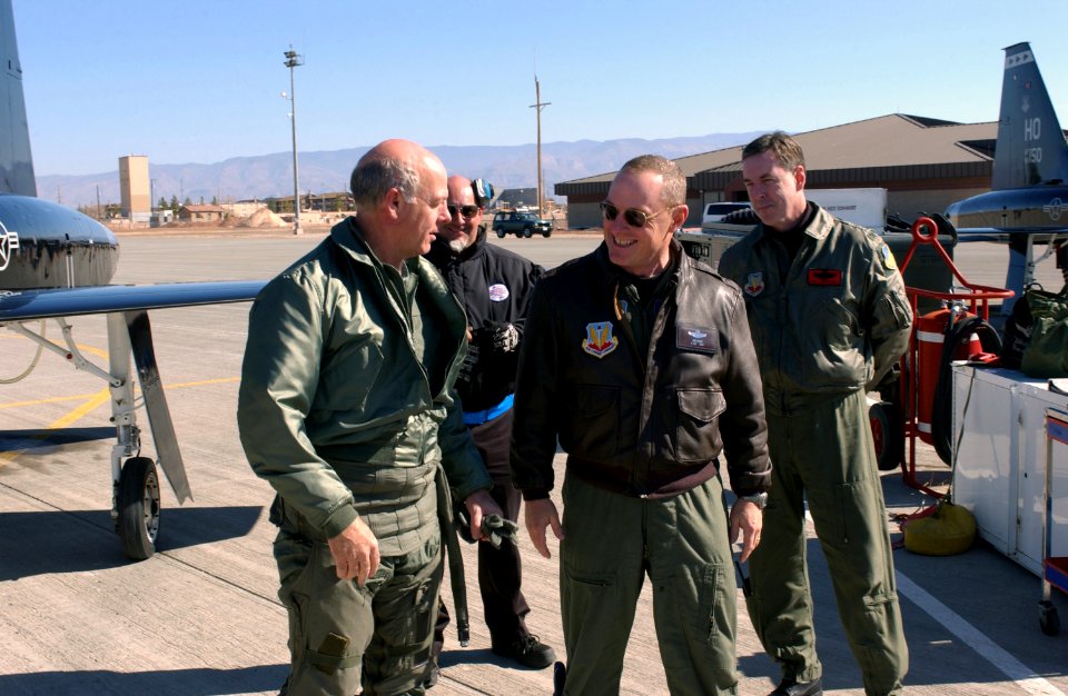 Steve Pearce talks with US Air Force (USAF) Brigadier General (BGEN) James Hunt