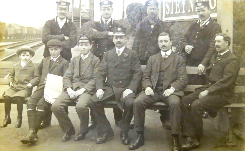 Steyning railway station (group) (postcard)