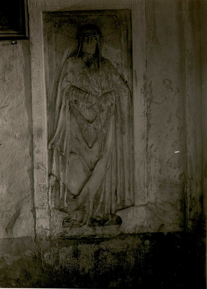 Stift Ebendorf, Grabstein im rechten Seitenstift. (BildID 15509291)