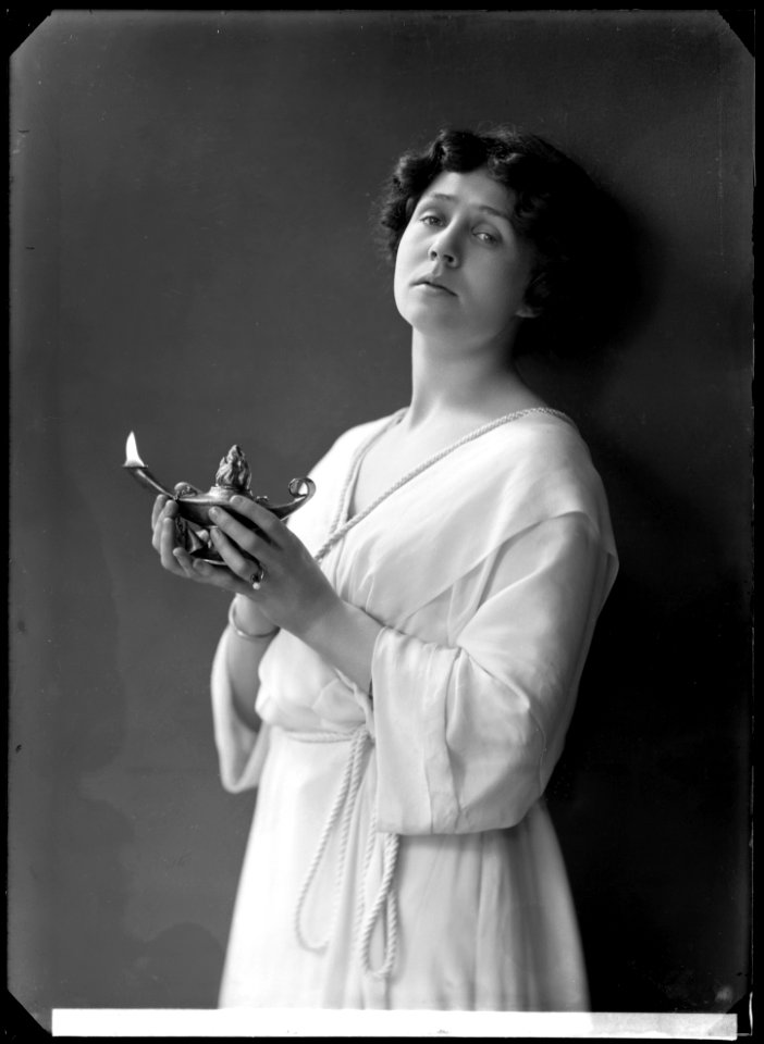 Stina Hedberg in Den fåvitska jungfrun at Dramatiska teatern 1911 - SMV - NH031