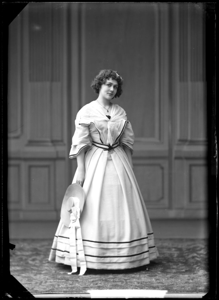 Stina Hedberg in Många vänner at Dramatiska teatern 1906 - SMV - NH026