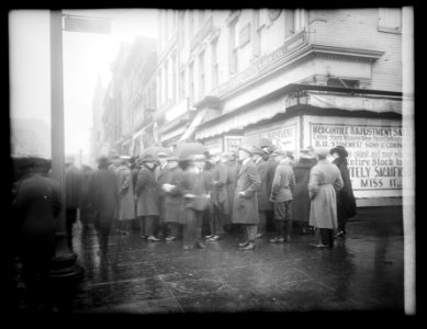 Stinemetz crowds (12th and F St., N.W., Washington, D.C.) LCCN2016823585
