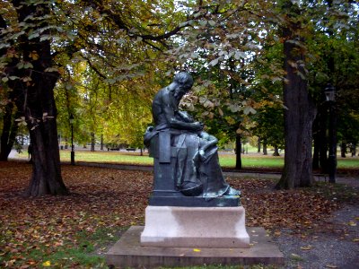 Stockholm. Farfadern i Humlegården