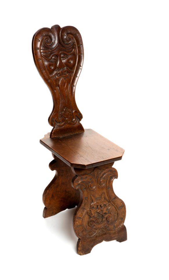 Stol av bonat valnötsträ s.k. sgabello med snidad ryggbräda, 1600-talets första hälft - Hallwylska museet - 108407
