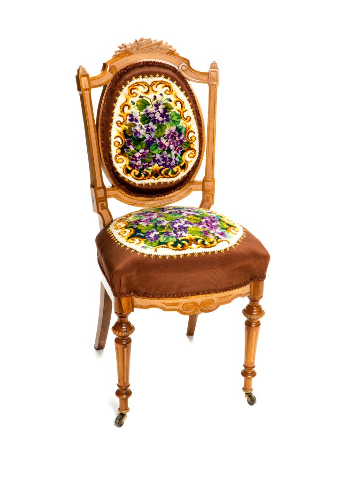 Stol med broderade violer, 1800-tal - Hallwylska museet - 108434