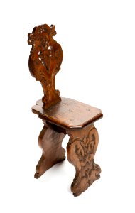 Stol av bonat valnötsträ s.k. Scabello-stol med snidad ryggbräda, 1500-talets andra hälft - Hallwylska museet - 108406