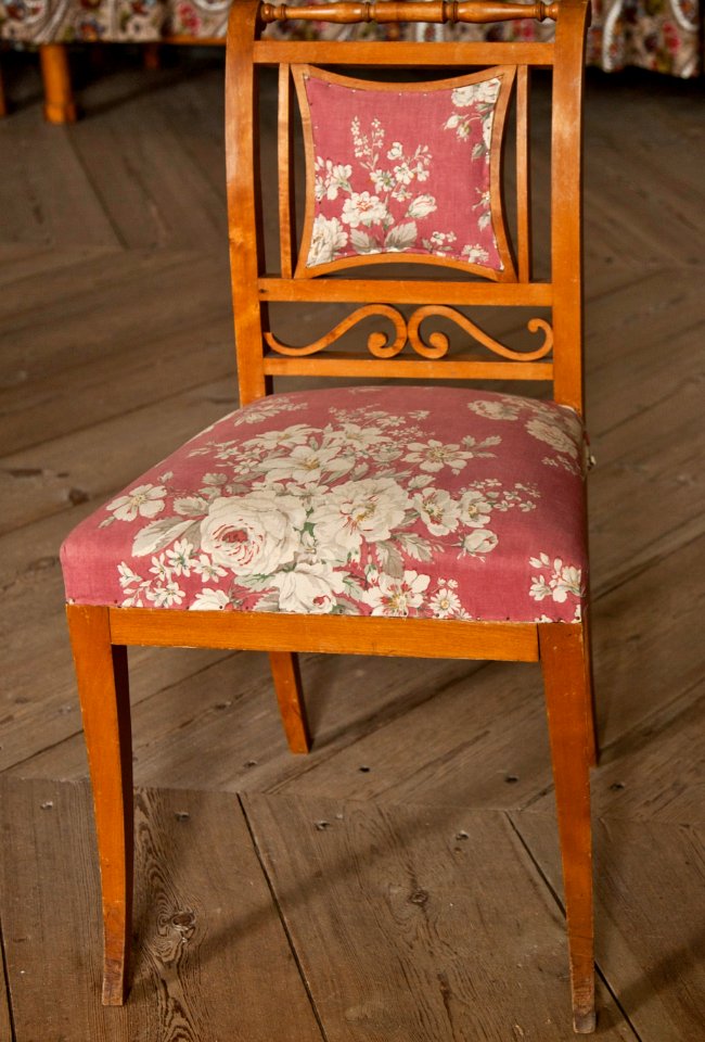 Stol av polerad björk. 1810-1850 - Skoklosters slott - 92450