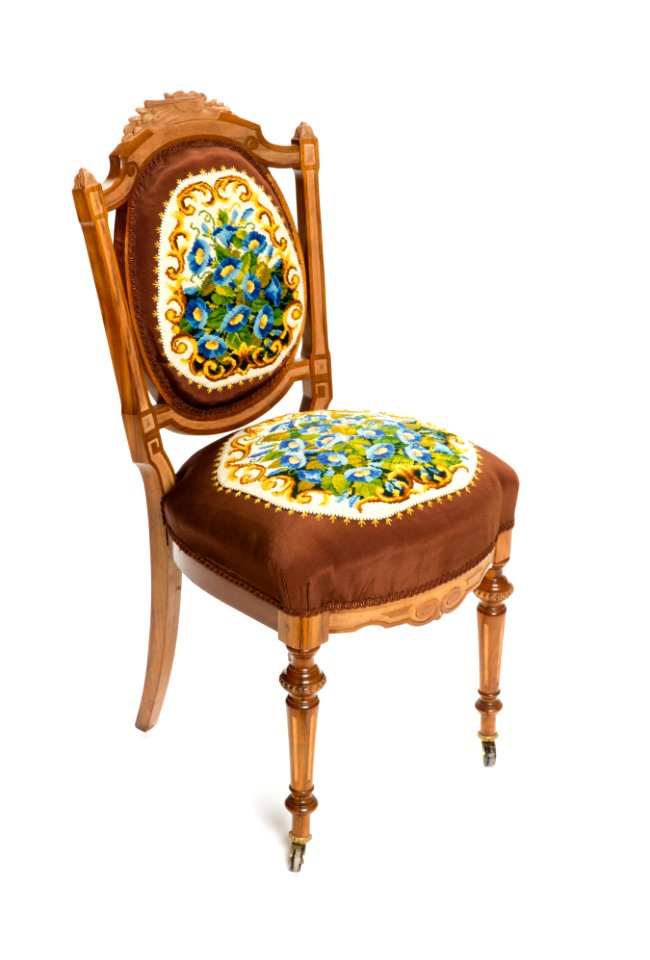Stol av valnöt med blommigt tyg, 1800-tal - Hallwylska museet - 108400