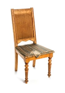 Stol med sliten sits och rygg i rotting - Hallwylska museet - 108509