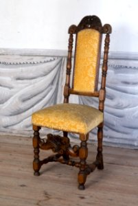 Stol med gul klädsel, 1700 cirka - Skoklosters slott - 103851