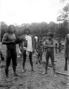 Stor grupp av indianer samlade på stranden. Rio Jaqué, Panamas v. kust, nära Colombia. Jaqué River - SMVK - 004361