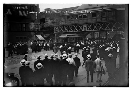 Stopping cars - St. car strike 1916 LCCN2014702801