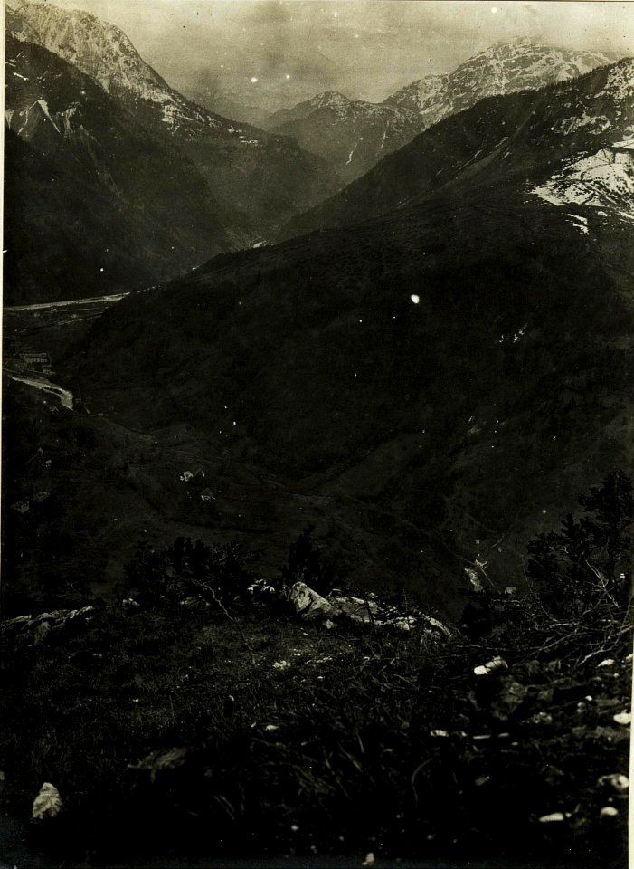 Stpkt, Bombaschstützpunkt unterhalb der Hirschköpfe.In Vordergrund Bombaschstellung, links Auria, Pontafel-Pontebba, rechts, ¤ 1120. (7-5.1917.) (BildID 15500561)