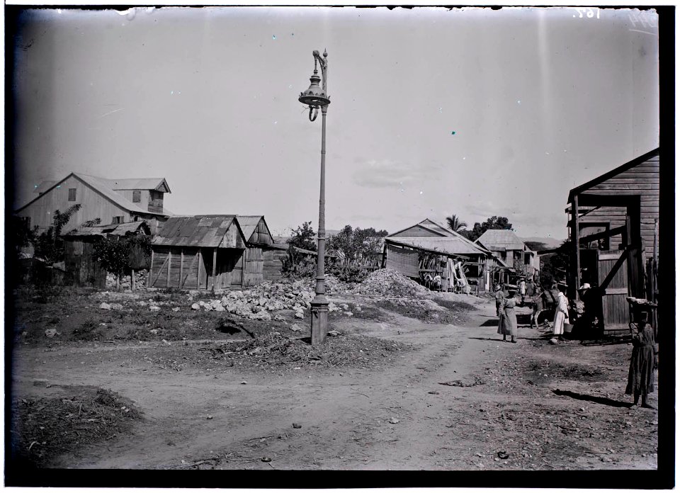 Straat met bebouwing in armenwijjk, in Jacmel op Haïti