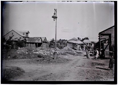 Straat met bebouwing in armenwijjk, in Jacmel op Haïti