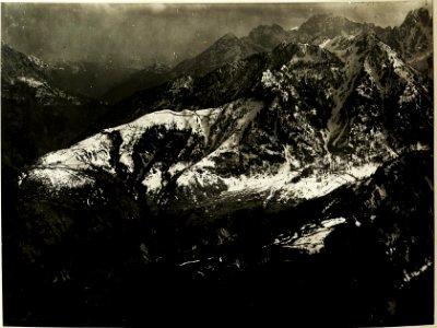 Stpkt, Art.-Beobachter am kl.Malurch, ¤ 1120 Studene alta, Costarücken, cr.Glazat, im Hintergrund Mt.Slenza, Cm Valerie Zuc del Boor. (4-5.1917.) (BildID 15500379)