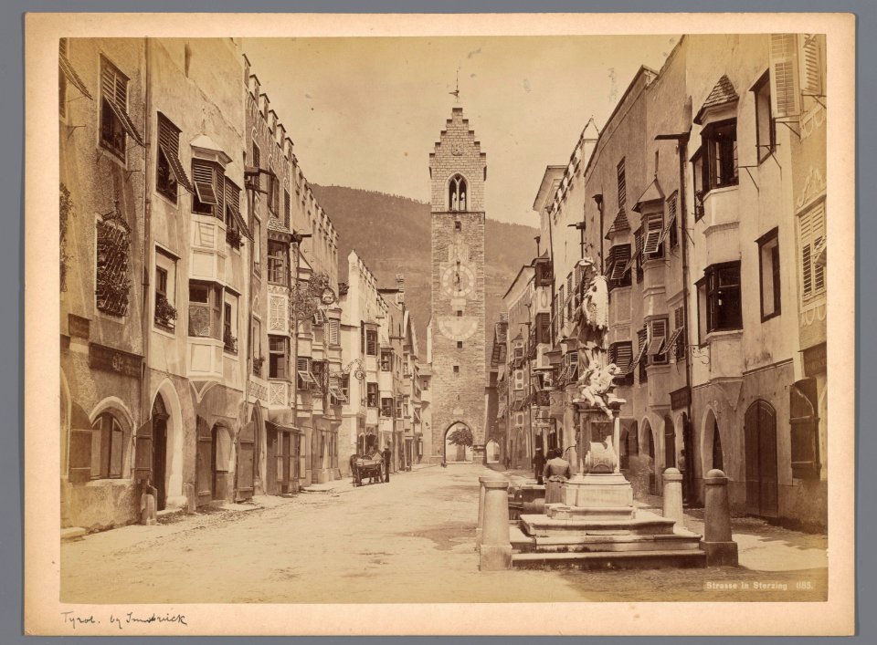 Straatgezicht in Sterzing met op de achtergrond de Wölferturm Strasse in Sterzing (titel op object), RP-F-F02181